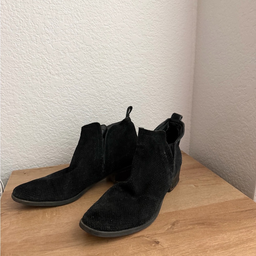 Dolce Vita Tivon Charcoal Gray Perforated Suede Ankle Booties Woman’s